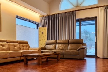 넓은 거실, 대형 소파